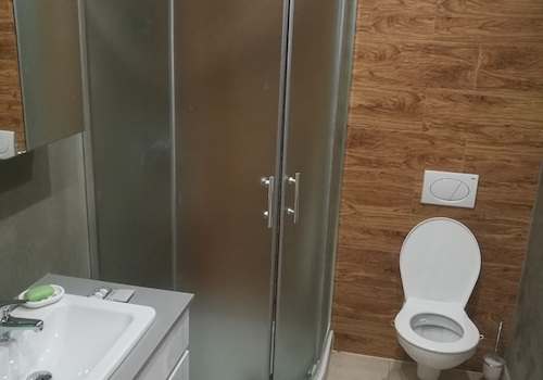 Koupelna se sprchovým koutem a WC apartmánu - levné ubytování Hradec Králové, Skalice